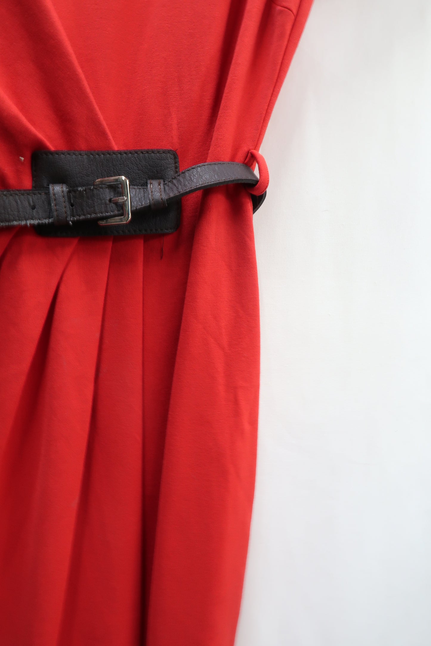 Robe rouge avec une ceinture en cuir marron - Violeta - M