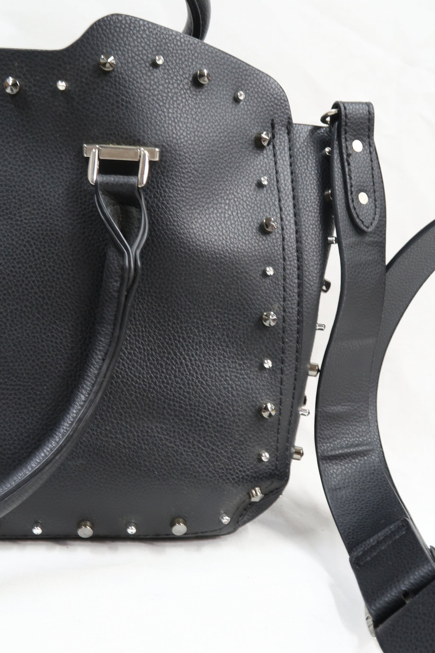 Sac noir clouté argent à bandoulière