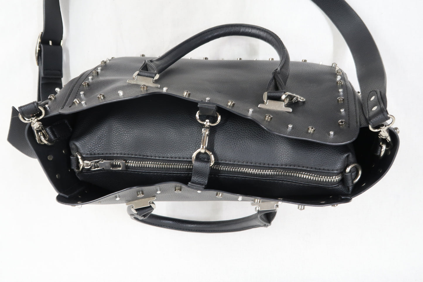 Sac noir clouté argent à bandoulière