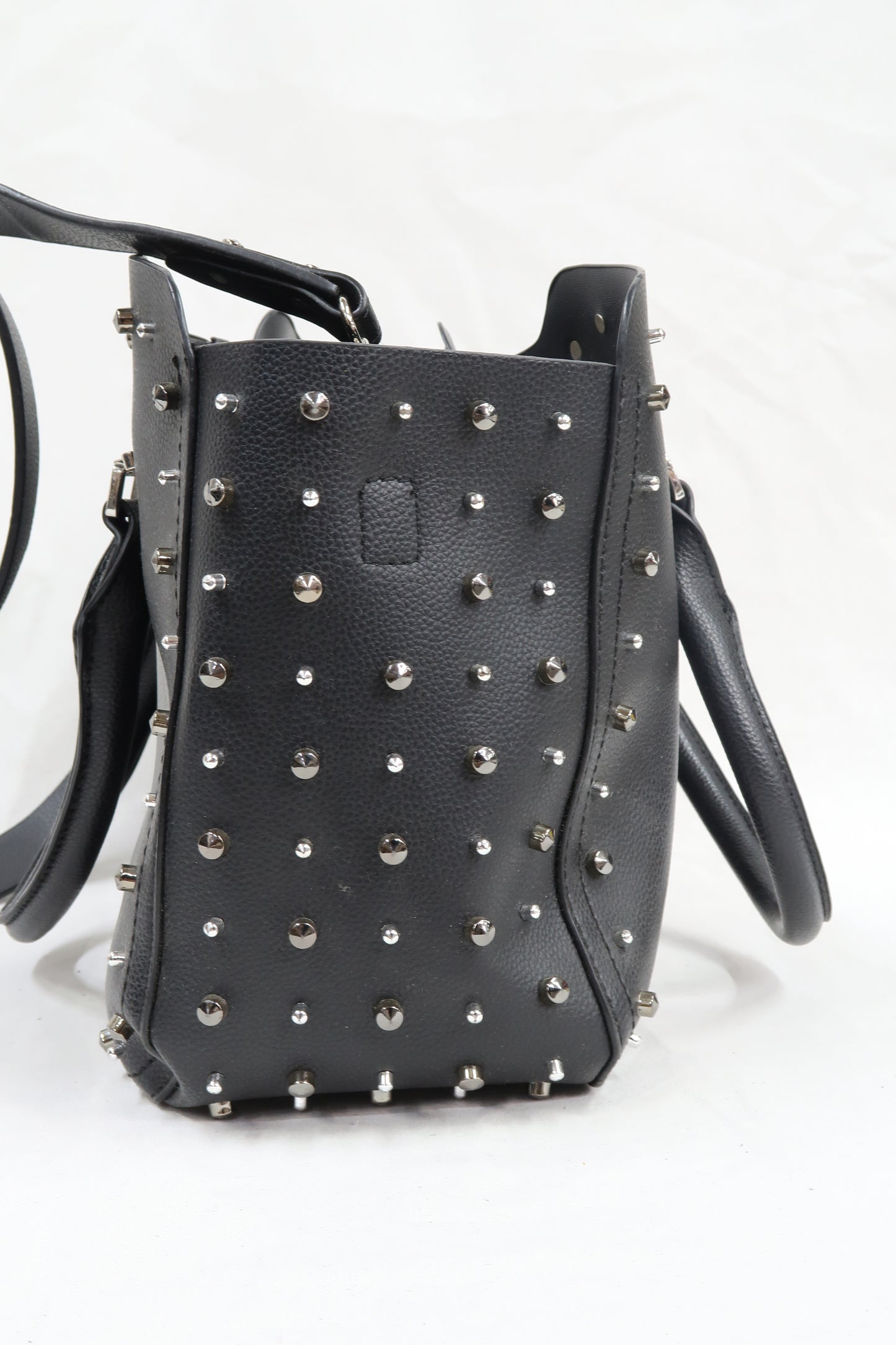 Sac noir clouté argent à bandoulière