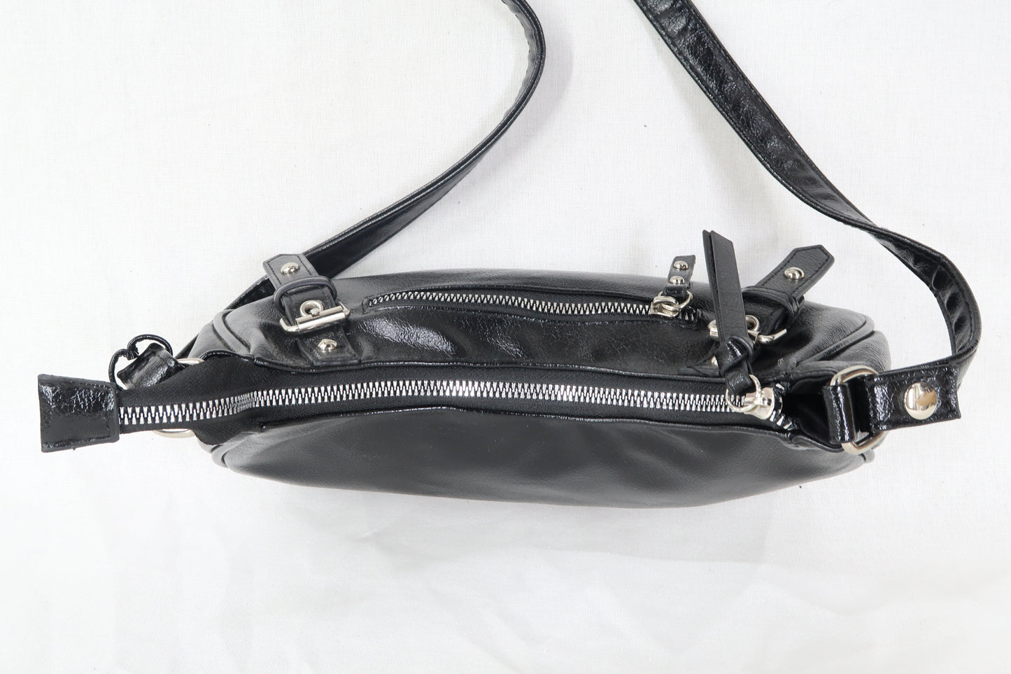 Sac à main en cuir noir avec clous argentés - Parfois