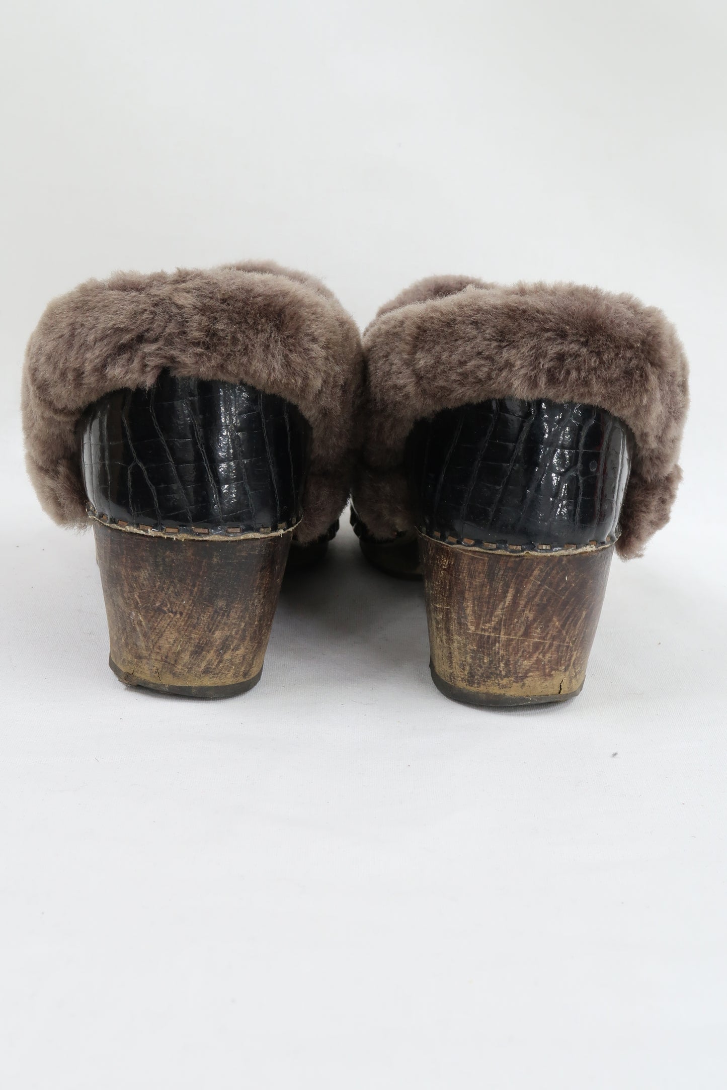 Sabots noirs vernis cloutés à fourrure grise - 38