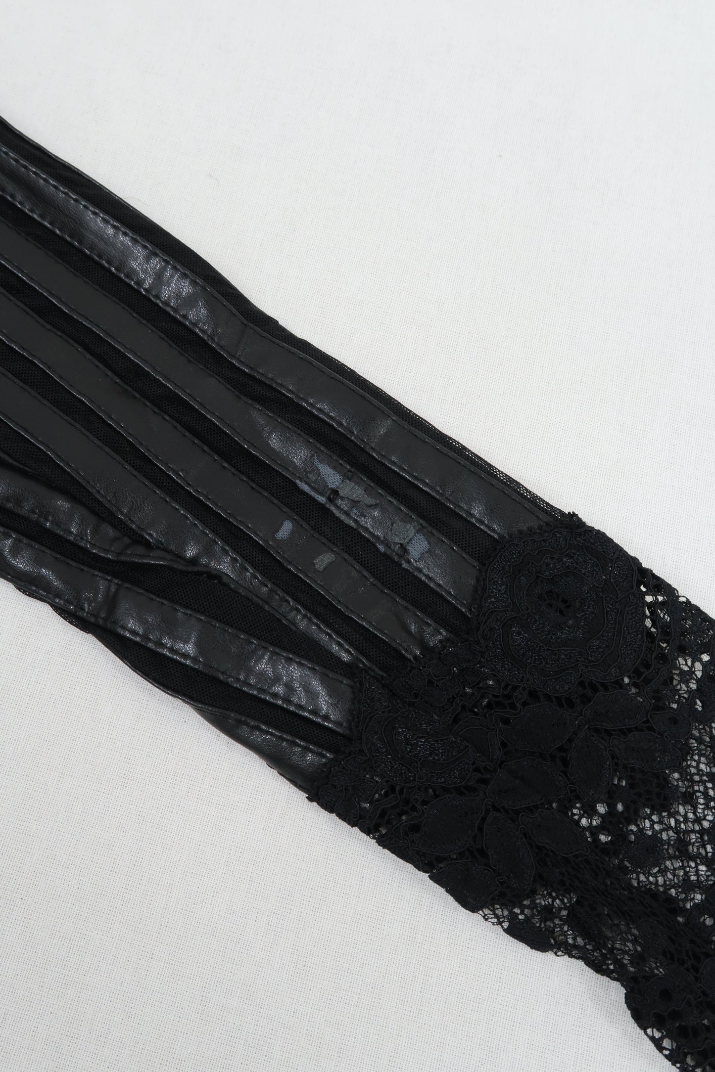 Haut noir en cuir et dentelle à manches longues - Sagaie - S/M