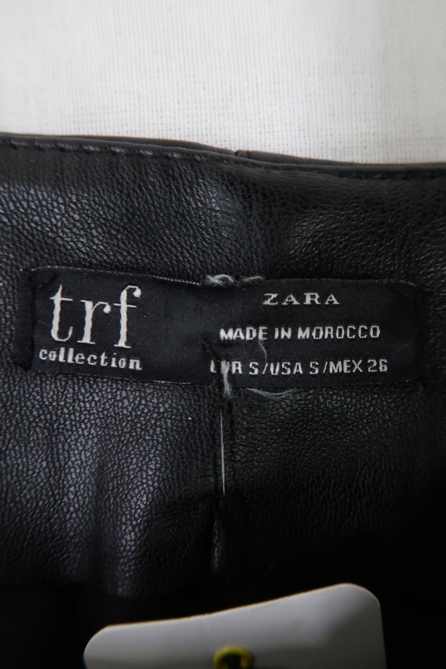 Short noir cintrée en simili cuir - Zara - S
