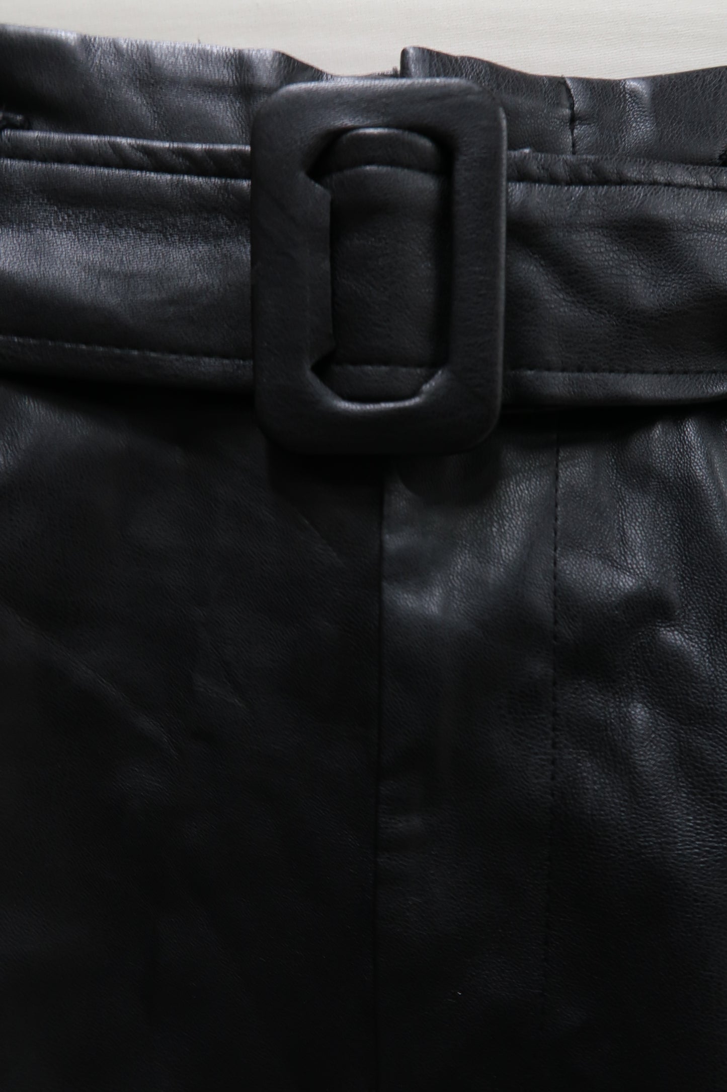 Short noir cintrée en simili cuir - Zara - S
