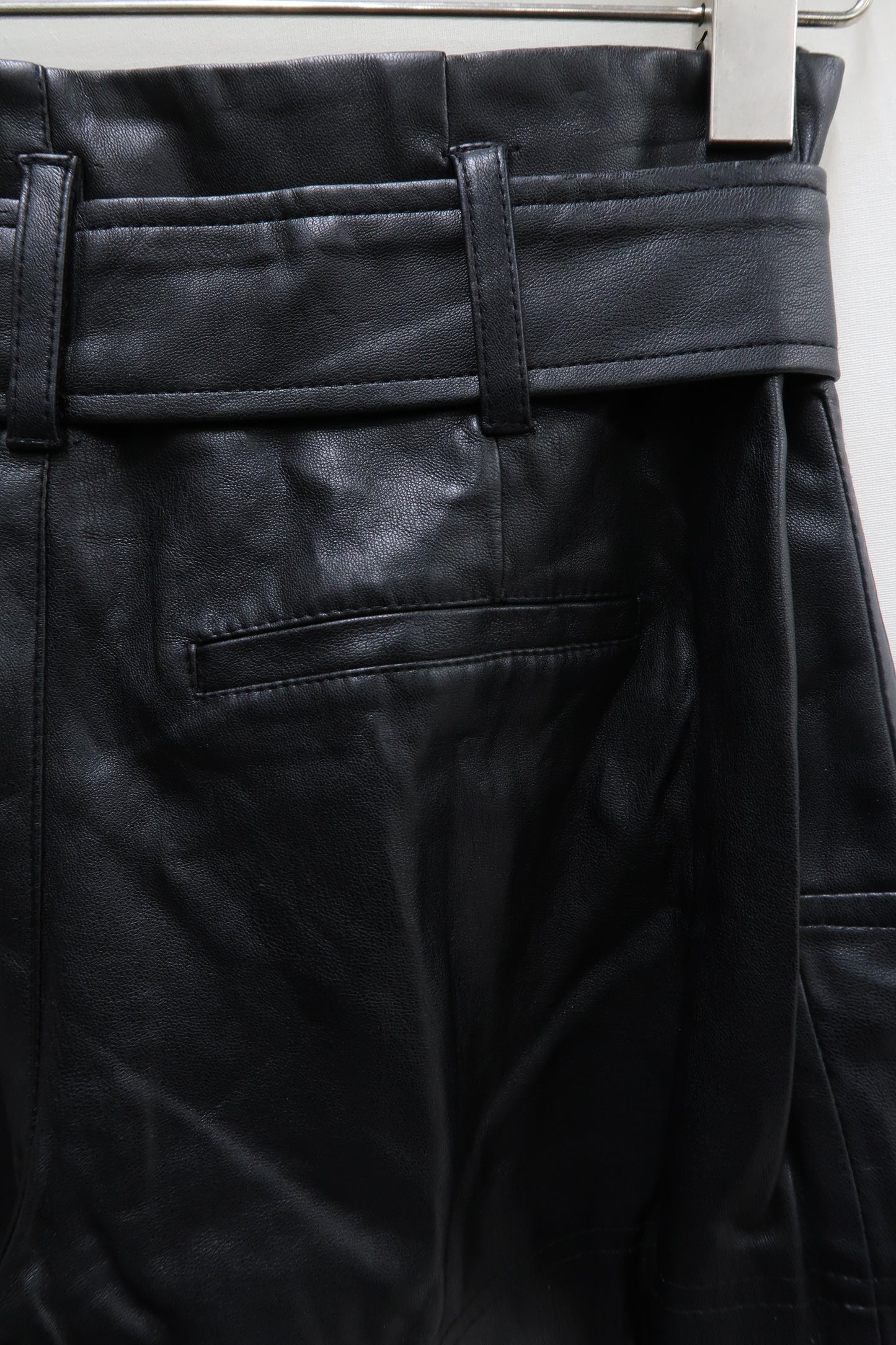 Short noir cintrée en simili cuir - Zara - S