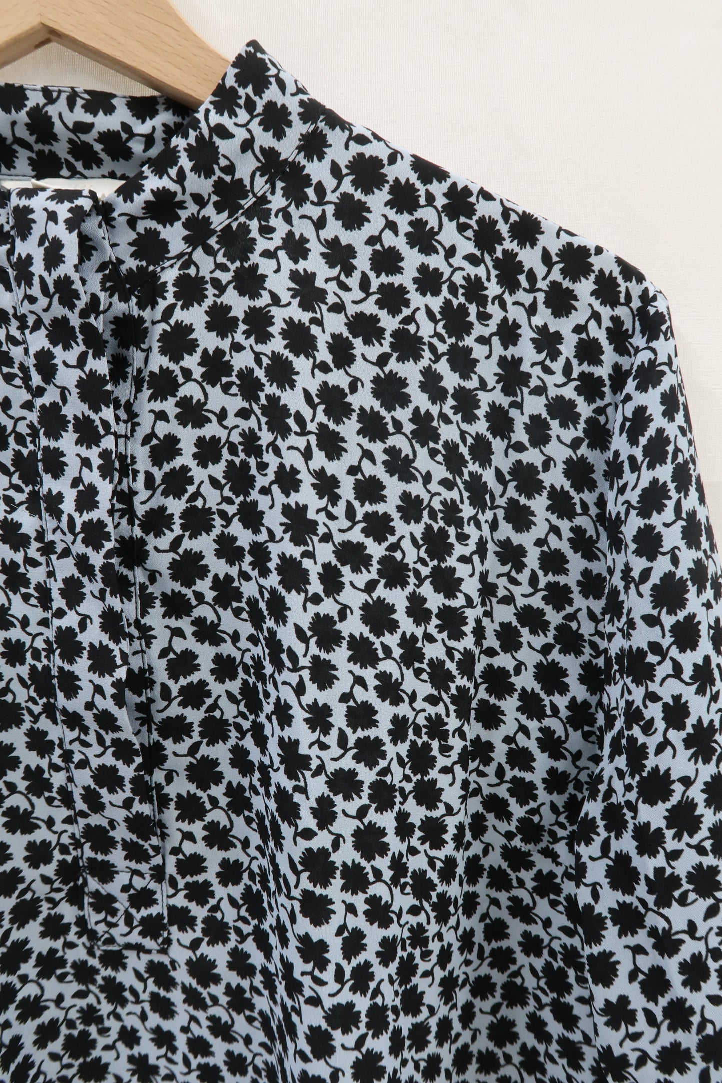 Chemisier bleu ciel à fleurs noires - H&M - S