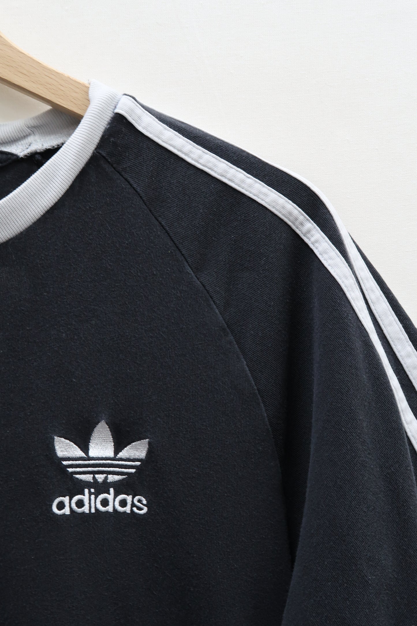 T-shirt à manches courtes noir avec bandes blanches - Adidas - S