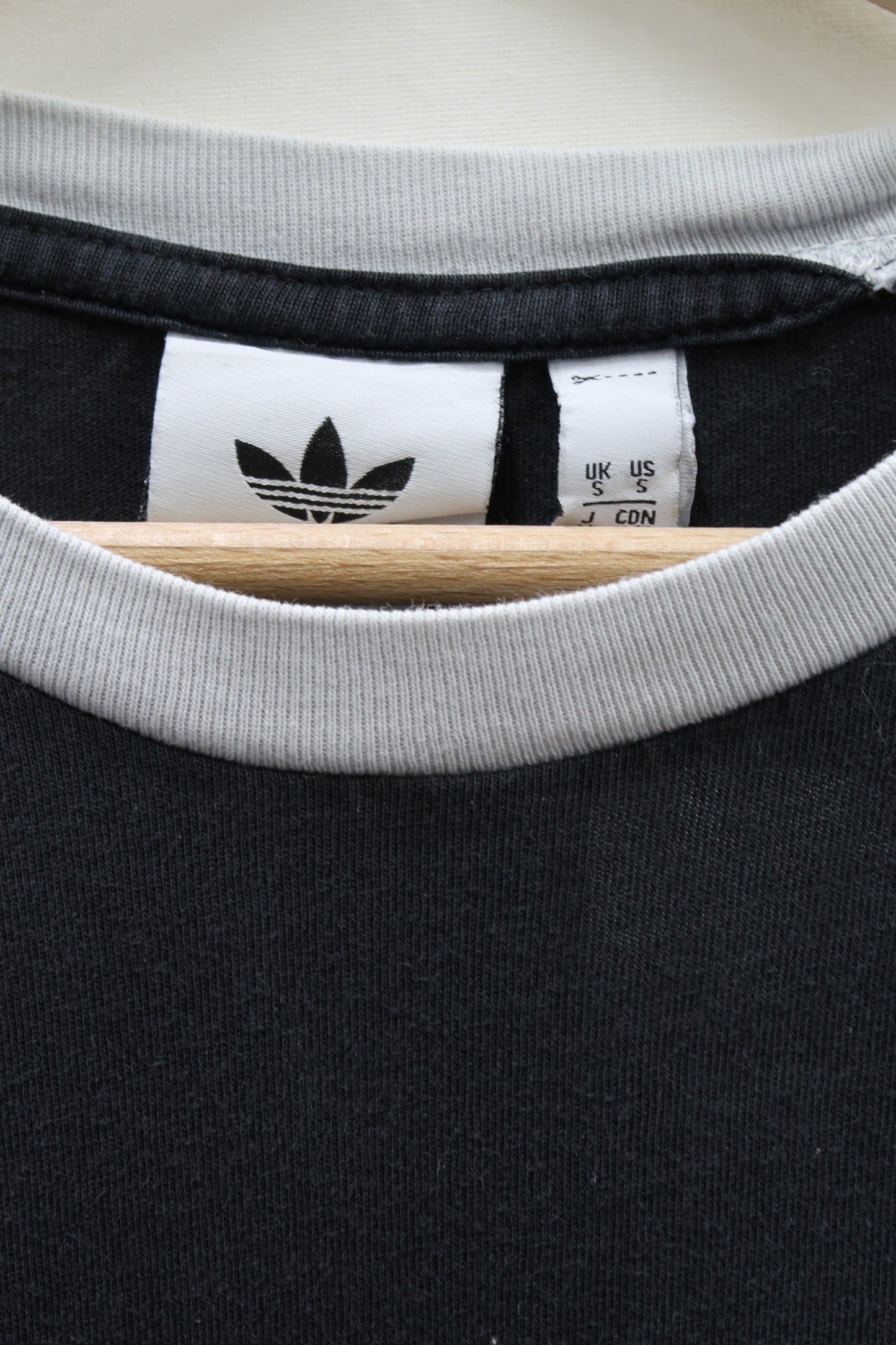 T-shirt à manches courtes noir avec bandes blanches - Adidas - S